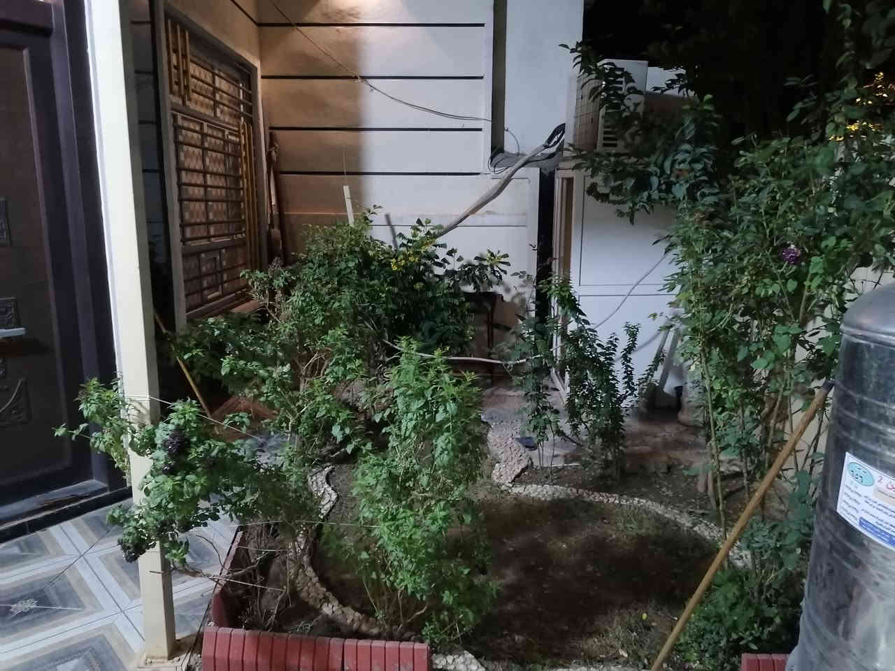 بسم الله

دار للبيع..
 الموقع. ٧نيسان. (حي المصطفى)
قرب الكليه التربية الاساسيه. رابع فرع

١.المساحه. ١٨٤م / نزال ٢٣.. واجهه ٨م
٢.يحتوي على.  ٥ غرف نوم كبيره
٣. قاطع صحيات داخلي. وخارجي. وطابق ثاني ايضاً
٤. استقبال كبير. مع ديكور مغربي 
٥. مطبخ. حار و بارد
٦.طابق ثاني. ٣ غرف نوم و قاطع صحيات
٧. سطح طابق ٢ و طابق ٣
٨. حديقه مربعه 
٩. بناء حديث.  زراعي سند ٢٥ 
١٠. للاستفسار. *********** /***********
