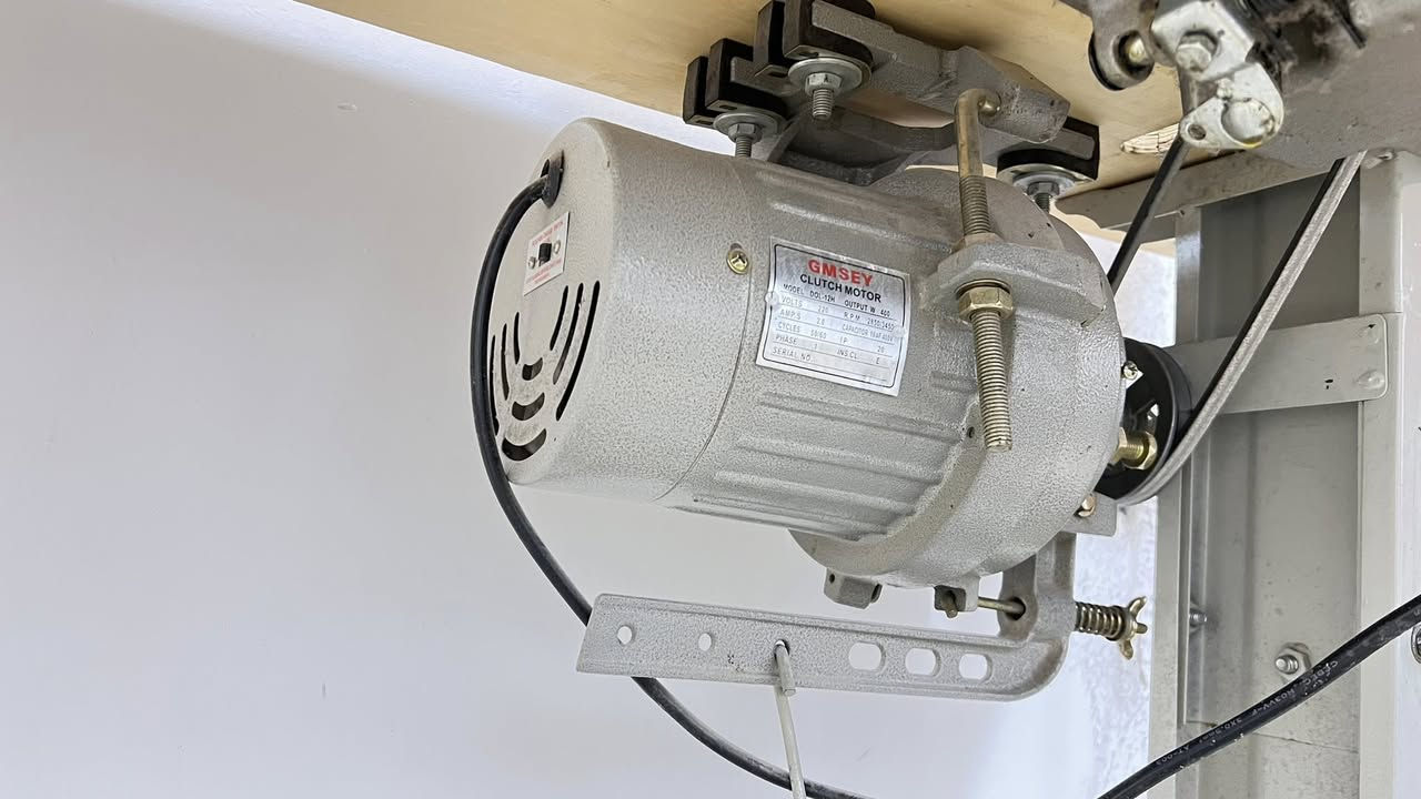 السلام عليكم 

مكينة خياطة للبيع 
ماركة جمسي نظيفة ومستخدمة قليل استخدام شخصي يعني مو شغل وماطورها بعده جديد وكامله هي وملحقاتها 

للتواصل 
واتساب ***********
