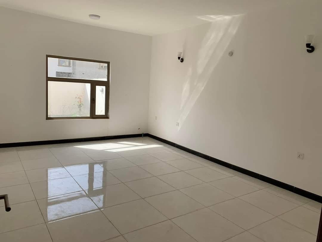 ‏بيت جديد للإيجار في مجمع الأميرات 2￼
‏يحتوي على طابقين الطابق الأول غرفة واستقبال وصالة ومطبخ وحمام ومنزع
‏الطابق الثاني يحتوي على غرفتين وحمام 
‏يحتوي على حديقة كبيرتين 
‏مساحة البيت 250 
‏بلا استفسار الاتصال على الرقم *********** ￼￼￼
