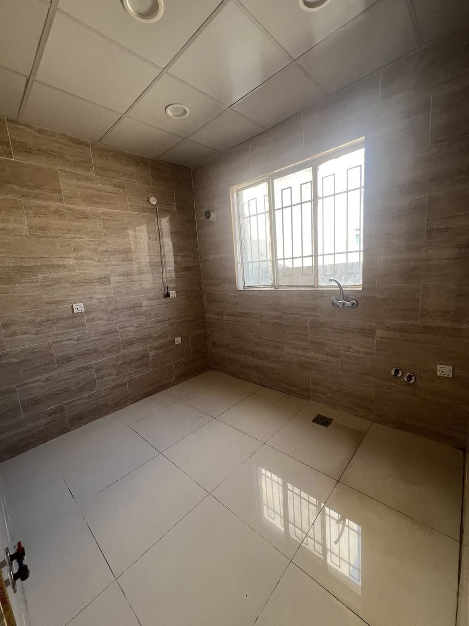 السلام عليكم
للايجار شقة جديدة طابق ٢ تحتوي على غرفة و صالة و مطبخ معزول و حمام وبالكون كبير  … عوائل فقط زيونة محلة ٧١٢ خلف دار الازياء الايجار ٦٠٠ الف
***********
