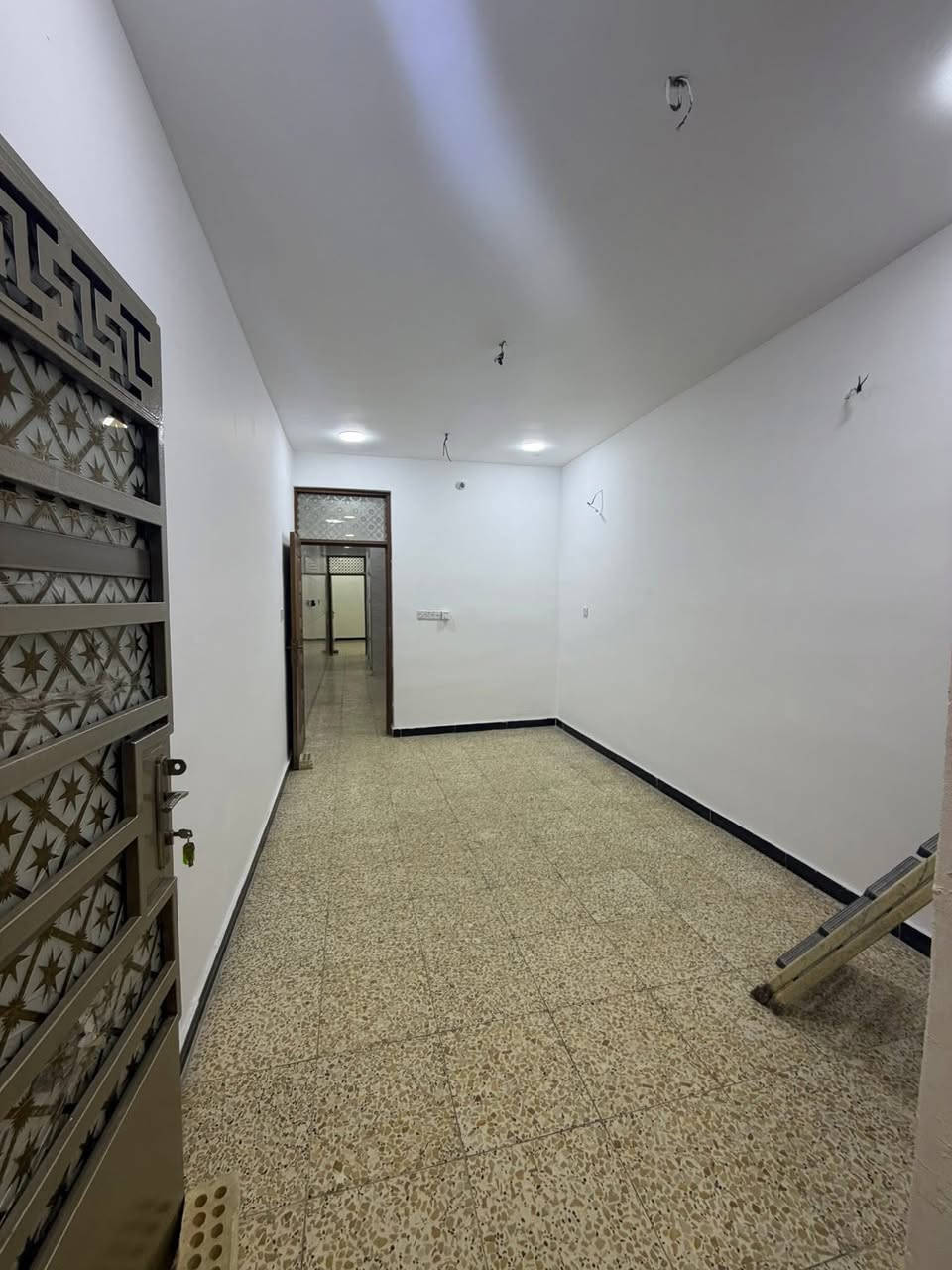 مشتمل للبيع الشعب شارع عدن مقابيل جاتو باريس
المساحه ٧٥ متر واجهه ٣ ونص نزال ٢٠  استقبال وخدمات 

ومطبخ وحمام خارجي وغرفه نوم وحده جوه مع ترك 

الطابق الثاني غرفتين نوم وخدمات بناء ٢٠٢٤ سعر ١٧٥ مليون

معروض بمكتب الكناني ***********
