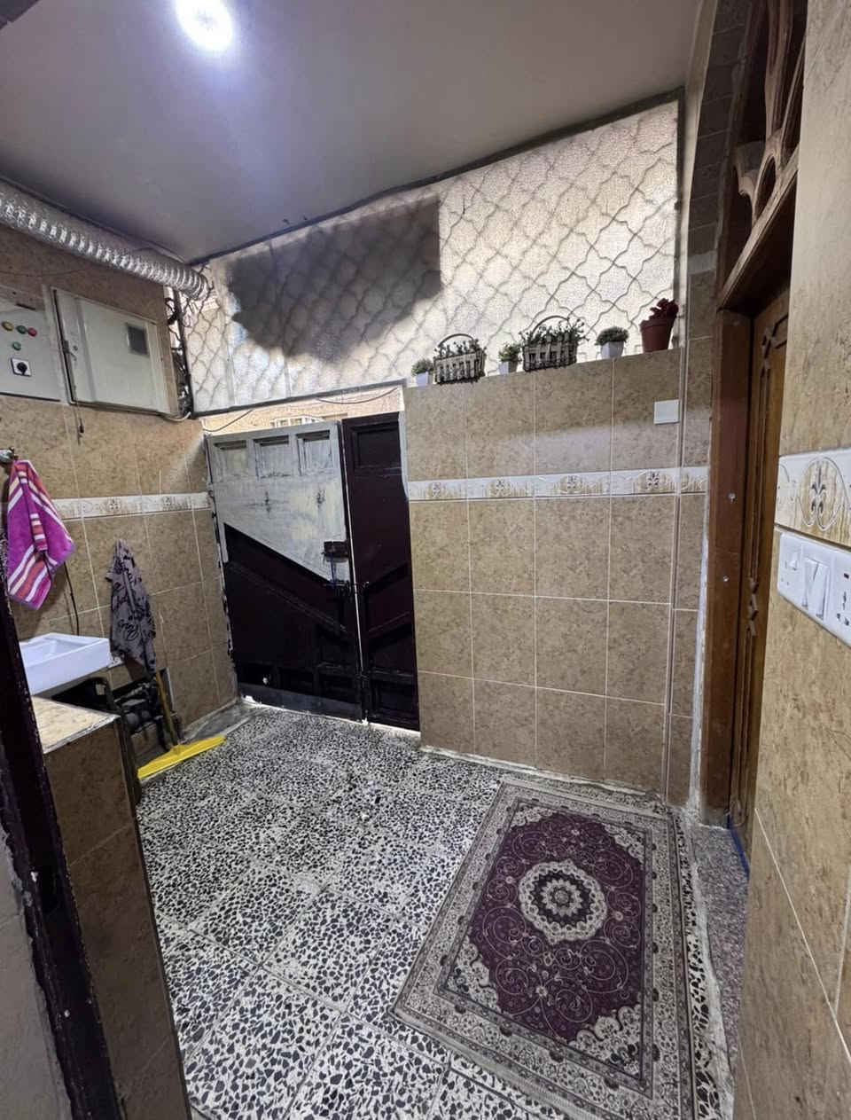 للبيع: نصف قطعة (أمامية) مربعة 72 متر واجهة ( ٧ امتار) 
الطابق الأرضي يحتوي على غرفة استقبال وغرفة نوم وصالة (مطبخ) مع حمام وتواليت منفصل ومنور
الطابق الثاني يحتوي على غرفة نوم مع غرفة سندويج ومخزن 
سنة البناء: 2006 
العنوان مدينة الصدر قطاع ٥٣ خلف العيادة الشعبية
(((السعر 145 مليون)))
للاستفسار ***********
