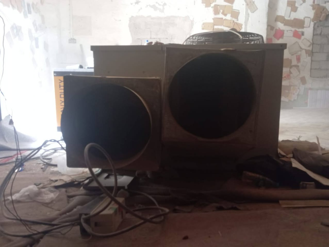 مكلف بالنشر هذا رقم راعيه *********** المكيف من نوع Carrier ومصنّع في السعودية بواسطة شركة Saudi Airconditioning Mfg. Co. Ltd.

تفاصيل السبلت المركزي

* الموديل: 50EES060-913ZP
* الجهد الكهربائي: 400 فولت – ثلاثي الطور (3 فاز)
* التردد: 50 هرتز
* نوع التشغيل: سبلت مركزي / باكيج
* غاز التبريد: حوالي 8.15 باوند (3.7 كغم)
* الكمبروسر:
    * RLA = 9.0 أمبير
    * LRA = 79 أمبير

السعة بالطن

رقم الموديل يحتوي على 060، وهذا غالباً يعني:

60000\ \text{BTU/hr} \div 12000 = 5\ \text{tons}

إذن سعة المكيف هي:

5 طن تبريد

أي ما يعادل تقريباً:

* 60,000 BTU/hr
* حوالي 17.5 كيلوواط تبريد

وهذه السعة مناسبة عادةً لقاعة أو شقة كبيرة أو محل متوسط إلى كبير حسب العزل والارتفاع. سعره 25 ورقة وبية مجال قليل مكانه البصرة خور الزبير
