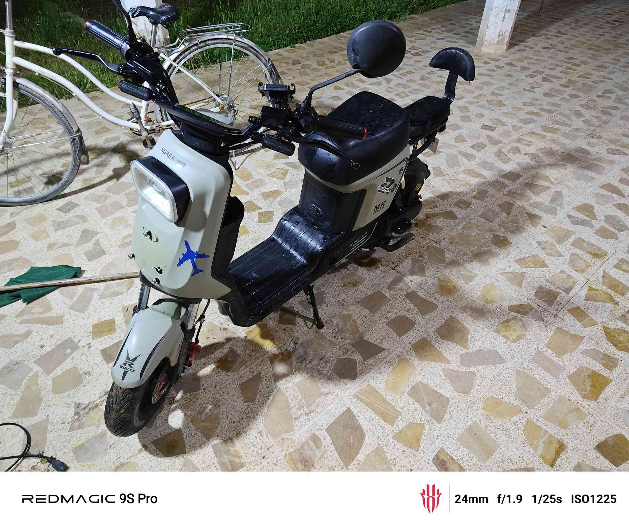 السلام عليكم دارجة شحن r9
بطارية 32 امببر  جدد
شاحنة 20 امبير 
نضافة 90 بل مية 
كامل مابي نقص 
السرعة الحقيقة 60
السعر 450 الف وبيه مجال قليل
العنوان بيجي / حي العسكري الثاني 
*********** رقم الهاتف
