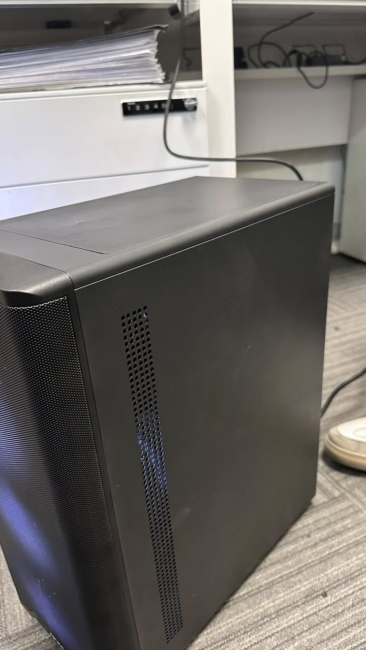 حاسبة ألعاب وتصميم (Workstation) للبيع
حاسبة بمواصفات مثالية للألعاب الثقيلة، المونتاج، وأعمال التصميم الاحترافية. الجهاز بحالة ممتازة ونظافة تامة.
 
المواصفات التقنية:
• المعالج (CPU): Intel Core i9-9900KF (معالج جبار للأداء العالي).
• كارت الشاشة (GPU): GIGABYTE RTX 2070 Super 8GB (أداء ممتاز في الألعاب والـ Rendering).
• الذاكرة (RAM): 32GB T-Force (سعة ضخمة للمهام المتعددة).
• اللوحة الأم (Motherboard): Z390 GAMING X (لوحة احترافية تدعم كسر السرعة).
• مزود الطاقة (PSU): 850W (قدرة عالية وكافية جداً للتطوير المستقبلي).
• الكيس (Case): Antec (تصميم عصري مع تهوية ممتازة وإضاءة RGB).
 
السعر قابل للتفاوض: 850,000 دينار عراقي.
 المكان: [ بغداد الكرادة خارج ]
 للتواصل والاستفسار: [***********]
