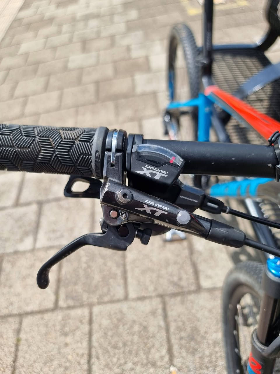 السلام عليكم كباتنة الطيبين👋
توكلنا على الله وأيه الرزق للجميع 
#للبيع دراجة جبلي جاينت صنع هولندي 🇳🇱 اصلي فئة Hardtail بالعافية  للياخذهة 
لون مميز وحلو الدراجة مثالية وقوية للطرق الوعرة، الصعود والنزول، وحتى الاستخدام الرياضي اليومي براحة وثبات عالي. يعني انسى الطسات ووجع الظهر وألام المفاصل. أحسن متاخذ دراجة مو اصلي ورة اسبوع تكوم توصوص وتنومك يم المصلح 😅 وتعبك احنة نوفرلكم دراجات ماركات عالمية اصلية استيراد مباشر من هولندا 🇳🇱
✅ المواصفات والفوائد للمستخدم: 
لشة أو فريم ألمنيوم خفيف وقوي → تحكم أفضل وتعب أقل أثناء القيادة قياس ميديم M مناسب لمعظم الأطوال ويوجد أيضآ قياس لارج L  نظام نقل حركة شيمانو أكس تي XT  11X2 الدراجة كلهة مختمة XT تبديل ناعم وسريع بدون تقطيع وعمر اطول صيانة اقل بريكات XT هايدروليك 
ممتص صدمات دبل امامي  Fox 32 Performance  راحة وثبات أعلى بالطبات والطرق الصعبة  ويالة قياس 29 نظام شيفت تايرات ماكسس Maxxis الدراجة جاهزة للركوب مباشرة بدون أي مصروف إضافي مناسبة للمبتدئ والمحترف بنفس الوقت
📍 الموقع: بغداد – حي البنوك – قرب مثلجات الصفصاف
📩 لأي استفسار أو تجربة الدراجة، راسلني خاص أو على الواتساب 009647765417960 وتدلل 🤝
⚠️ ملاحظة:
ناشر أكثر من دراجة بحسابي، ويوجد استيراد مباشر من وكالات أوربية عالمية، كل القطع أصلية 100% مع وصولات 🔥
نتعامل مع أفضل الماركات العالمية:
SRAM . SHIMANO . Campagnolo . Maxxis . Schwalbe . Vittoria . Bontrager . Rockshox . Fox . Mavic .Garmin . wahoo.  Poc . Cube .  DT SWISS . Cannondale . Santa cruz . Trek . Giant ... وغيرها #دراجة_جبلية #دراجات #بيع_دراجة #بغداد #دراجة_هوائية  #Sram  #Baghdad


**إذا كنت صاحب هذا الإعلان وتريد حذفه لأي سبب، رجاءا أرسل رسالة إلى الدعم الفني**