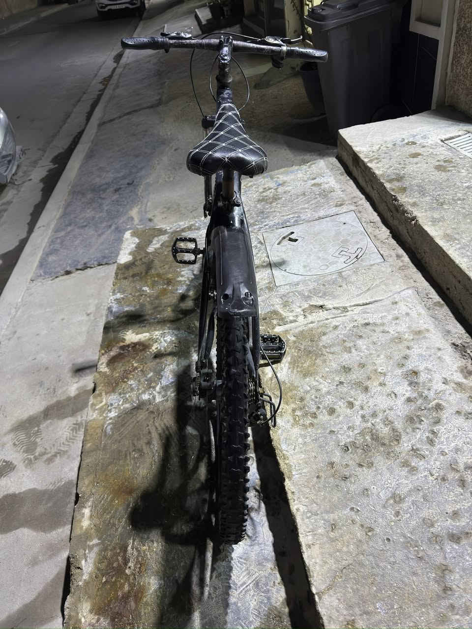 بايسكل حجم 26
مستخدم ومتروك لاكن شغال على 24 حبايه بركات تايرات زينات الكير شغال 
السعر 60 وبي مجال
مكاني بغداد الشعب
الرقم ***********
