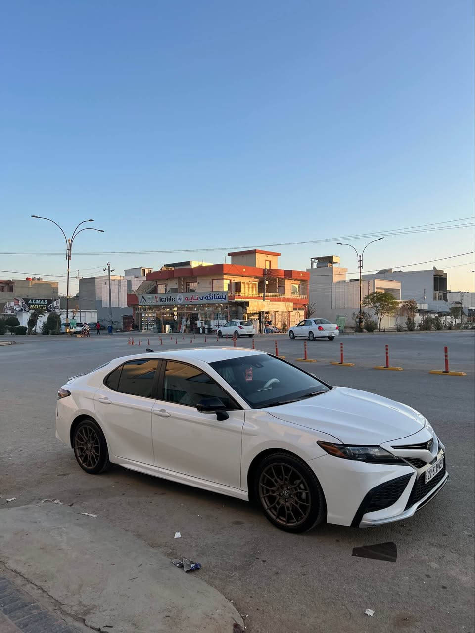 Camry 2023 night shide 
۲ پارچەی بۆیاخە بۆنیت و چەمەلاخ 
ئەرباگی سوکان وشانی تەقیووە بیلادی دانراوەتەوە
تازڕەقەمم کردووە بەناوی خۆمە 
بەسمە شەغال ئاوێنە ڕادار بیلاد نیکلەکانی و نوسینەکانی بە ڕەش دێت black edition 
تایەکانیشی بیلادی شەریکەیە
تەنها ۲٦ هەزر. ڕۆشتووە
تەنها فرۆشتن گۆڕینەوە ناکەم 
زۆر مواسەفاتی لە se زیاترە لە نزیکەوە بیبینی ئەزانی
٠۷٥٠۱۹۸٥٤٤۳ رانية, السليمانية
