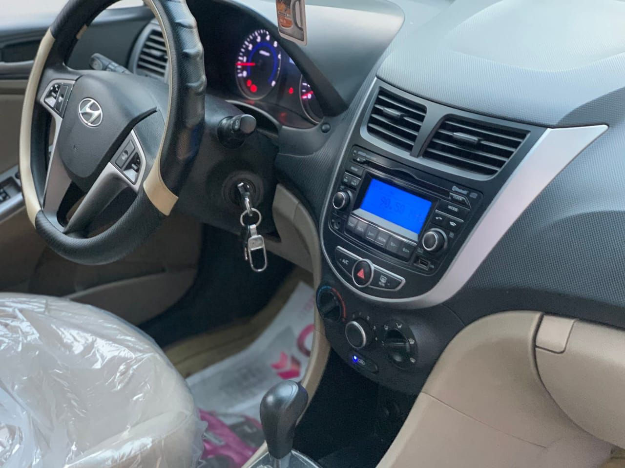 اكسنت خليجي موديل 2016 مكينه 1600 ر بأسمي تحويل ثاني يوم  
فتحه و اشاير بالمري ويلكاب اصلي 
ماشيه ٧٠ الف السونار مالتها مرفق بالصور   
سياره نظيفه گير و مكينه حيل نظيفات و الداخل مالتها كلش نظيف سياره استخدام قليل 
السعر 105 ورقه و بيها مجال بسيط . 
اي استفسار الاتصال على الرقم ‏‪ ***********
