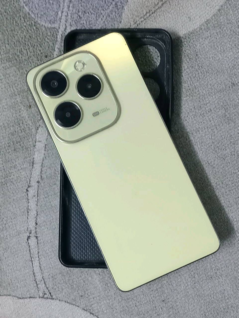 راسل واتساب 
هاتف Infinix Hot 40 يشبه الايفون بلونه المميز ("Starfall Green") هو أحد الهواتف الاقتصادية التي تركز على تقديم تصميم عصري يشبه الهواتف الرائدة مع أداء جيد مقابل السعر. السعر 200 الف و يجود توصيل داخل محافظة نينوى فقط 

إليك أبرز مواصفات ومميزات الجهاز:

📱 الشاشة والتصميم
الشاشة: من نوع IPS LCD بحجم كبير 6.78 بوصة بدقة FHD+.
معدل التحديث: 90 هرتز، مما يوفر سلاسة في التصفح والألعاب.

ميزة Magic Ring: وهي ميزة برمجية حول ثقب الكاميرا الأمامية تعرض تنبيهات (مثل حالة الشحن أو المكالمات) تشبه "الجزيرة التفاعلية" في الآيفون.

🚀 الأداء والذاكرة
المعالج: MediaTek Helio G88 ثماني النواة (مناسب جداً للاستخدام اليومي والألعاب الخفيفة).

الذاكرة العشوائية (RAM): يأتي بـ 8+8 جيجابايت، ويمكن توسيعها افتراضياً لتصل إلى 16 جيجابايت.
التخزين: يتوفر بسعتي 256 جيجابايت، مع إمكانية إضافة كارت ميموري.

📸 الكاميرات
الخلفية (ثلاثية): الأساسية بدقة 50 ميجابكسل مع فتحة عدسة واسعة (f/1.6) لتحسين التصوير الليلي، بالإضافة إلى عدسة ماكرو وعدسة للعزل.
الأمامية: بدقة 32 ميجابكسل مع فلاش LED مزدوج لصور سيلفي واضحة.

🔋 البطارية والشحن
البطارية: سعة 5000 مللي أمبير تدوم لفترة طويلة.
الشحن: يدعم الشحن السريع بقوة 95 واط (يشحن من 20% إلى 100% في حوالي 35 دقيقة).
⭐ مميزات إضافية
الصوت: سماعات خارجية بصوت ستريو (Stereo) لتجربة صوتية أفضل.
الأمان: مستشعر بصمة مدمج في زر الطاقة الجانبي.
الاتصال: يدعم تقنية الـ NFC (حسب المنطقة) ومنفذ سماعات 3.5 ملم.
