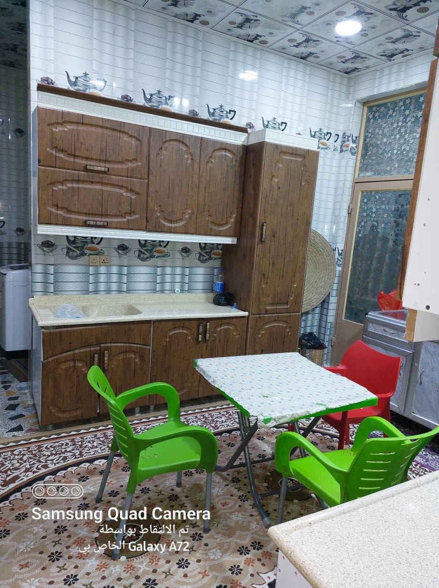 بيت في كربلاء حي القادسية
قريب جدا عن الحديقة وساحة عامة 
على شارعين تبليط
المساحة ١٥٠ متر كلها بناء
العرض ٦ متر
نزال ٢٥  
فيه غرفتان للنوم
واستقبال
صالتان واحدة في الطابق الأرضى والثانية في الطابق العلوي
مطبخ 
حمامات ٢
البيت مرتفع عن الشارع
بناء حديث
وأهم ما يميز البيت انه محاط بجار جيد  جدا
البيت يباع مع الأثاث
السعر ٢٥٠ مليون
رقم الهاتف *********** كربلاء, العراق
