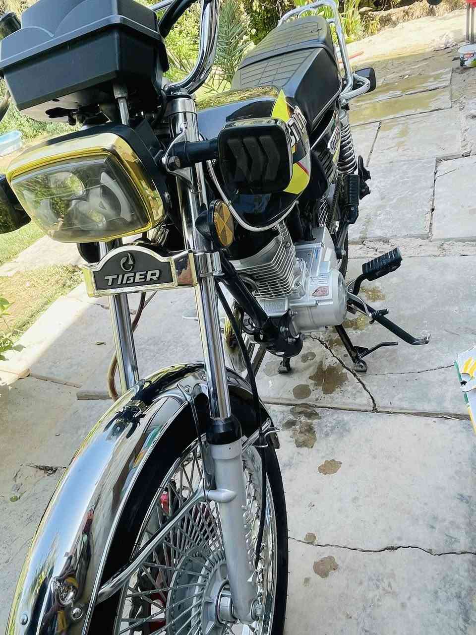 السلام عليكم دراجه للبيع موديل 2024نضيفه خير من الله محرك ما مفتوح سبانه ما ممدوده عليه ولي ما يشتري رجام ليضل يخابر السعر 650وبيه مجال ***********
