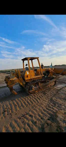 السلام عليكم بلدوزر فيات خلاص موديل 82 محرك جير اكسن جديد رقم سنويه مكان واسط السعر 19 وبيها مجال ***********
