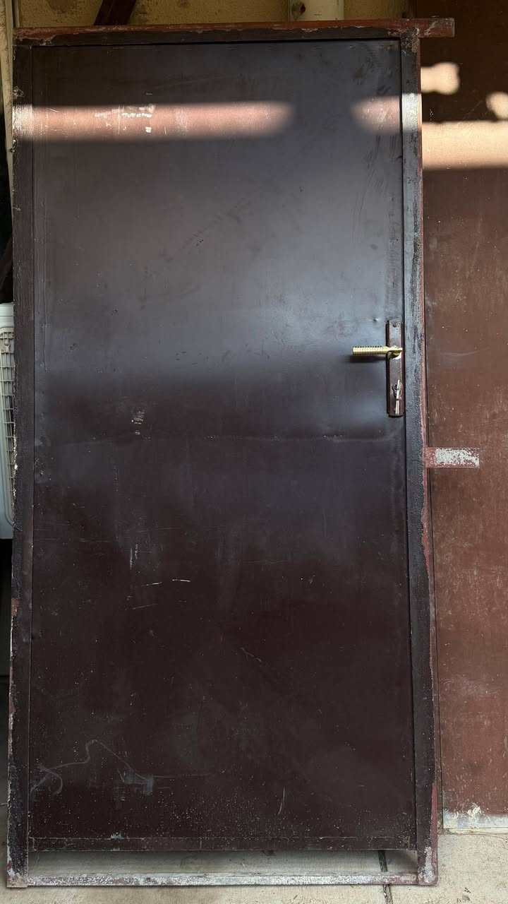 ‏بوب حديد من نوع الثقيل غير مستعملة
‏باب المحل أربعة طبقات 200,000
‏وبابين غرفة نظيفة جدا معاا كيلونات 75 الواحد
‏***********بيع مستعجل
