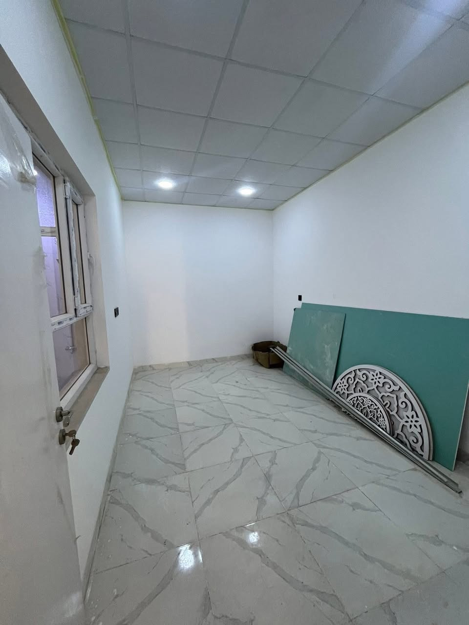 السلام عليكم ورحمة الله وبركاته #مكتب_الغوالي

بيت للبيع في حي الاعلام قرب مأكولات العابد

-

سند طابو مُلك صرف بناء حديث تسليم فوري مفتاح

-

المساحة : ١٠٠م

الواجهة : ٥م

عمق : ٢٠م

يتكون من طابقين كل طابق مكون من -

ط١ : كراج واستقبال وهول ومطبخ وغرفة نوم وصحيات

ط٢ : ثلاث غرف نوم وصحيات

البيت مجهز بكافة الانظمة -

دكتات - سبالت - غسالات - انترنيت

-

عنوان المكتب -

حي السماح - الاركان - قرب مدرسة السماح الأبتدائيه - وقرب مول القمه - على شارع ٢٠م

او الاتصال على -

***********

***********
