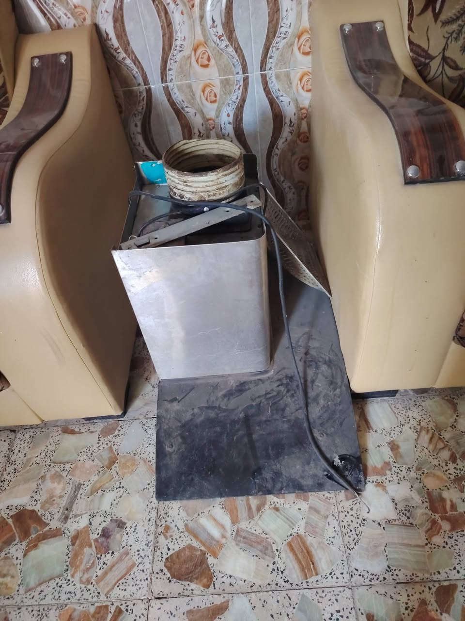سلام عليكم غراض البيع وبي واتساب ***********
