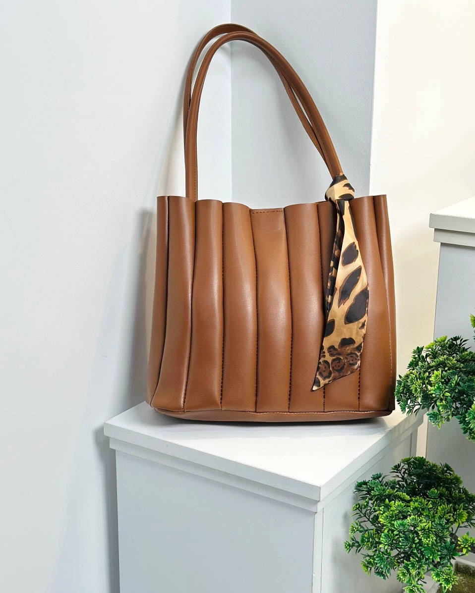 جنط نسائي
سعر المفرد 12 آلاف دينار
سعر الدرزن 90 ألف دينار
قياس 25 × 32 سم 
واتس اب :***********
واتس اب :***********
