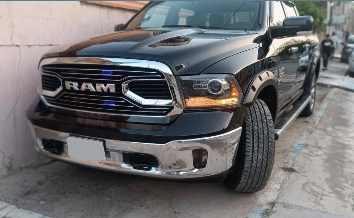 السلام عليكم
للبيع 
دوج رام فئة لارامي (laramie) موديل 2014
سيارة فول مواصفات 
فتحة ،جوبلس،جنط،مرايات شفط،كشنات خزن ، تدفئة تبريد 
فور ويل 
رقم انكليزي +سنوية جديدة 
للاستفسار الاتصال على الرقم ***********
