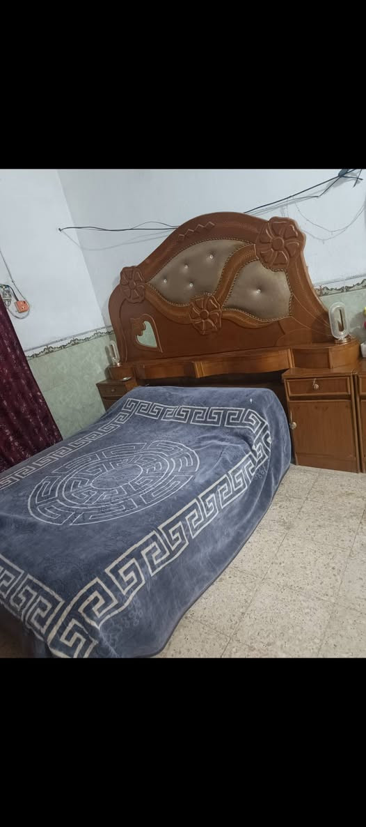 غرفه نوم خشب الاصلي للبيع نضافته 80 السعر 500وبيه مجال قليل الشراي يتصل ***********
