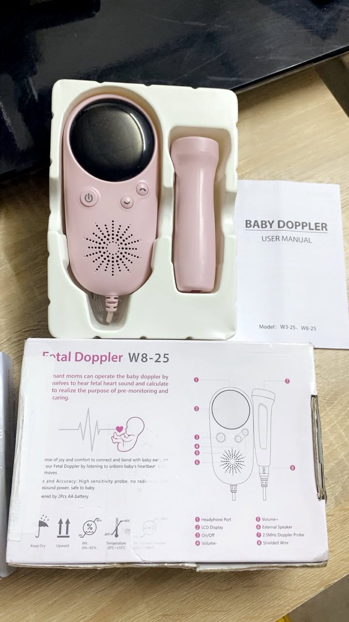 السلام عليكم
متوفره قطعه :جهاز دوبلر لمراقبة نبضات الجنين
وقطعاين اخر بالتعاليق مع الوصف

جهاز دوبلر لمراقبة نبضات قلب الجنين هو جهاز طبي منزلي محمول يعمل بالموجات فوق الصوتية (الدوبلر) للكشف عن نبضات قلب الجنين. 
كيفية الاستخدام
يسمح هذا الجهاز للآباء بالاستماع إلى نبضات قلب طفلهم في المنزل، مما يوفر طمأنينة إضافية خلال فترة الحمل. يتم استخدامه عادةً بعد الأسبوع العاشر أو الثاني عشر من الحمل عندما يصبح بالإمكان الكشف عن نبض الجنين بشكل موثوق. 
يتطلب استخدام جل خاص للموجات فوق الصوتية (الموضح في الصورة) لتسهيل نقل الموجات الصوتية وتقليل التشويش وتحقيق اتصال أفضل بين مسبار الجهاز والجلد.
يعمل عن طريق وضع كمية وفيرة من الجل على منطقة البطن ثم تحريك المسبار ببطء للعثور على نبضات القلب.
تعرض الشاشة معدل ضربات القلب بالنبضات في الدقيقة (bpm). 
معلومات السلامة والشراء
يعتبر فحص الدوبلر المنزلي آمنًا بشكل عام عند استخدامه لفترات قصيرة ومحدودة (مثل بضع دقائق مرة واحدة أسبوعيًا)، ولا يحمل مخاطر إشعاعية.

التوصيل لجميع المحافظات 🚚
التواصل خاص او واتساب ***********📲
