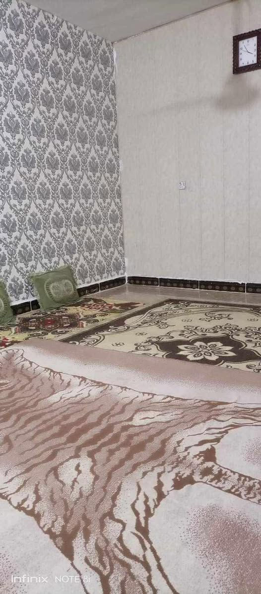 بيت في منطقه القريه النفطيه ( حي الصدرين ) 
للبيع ،، المساحه 300 متر مي وكهرباء خير من الله 
للتفاصيل .. ***********
