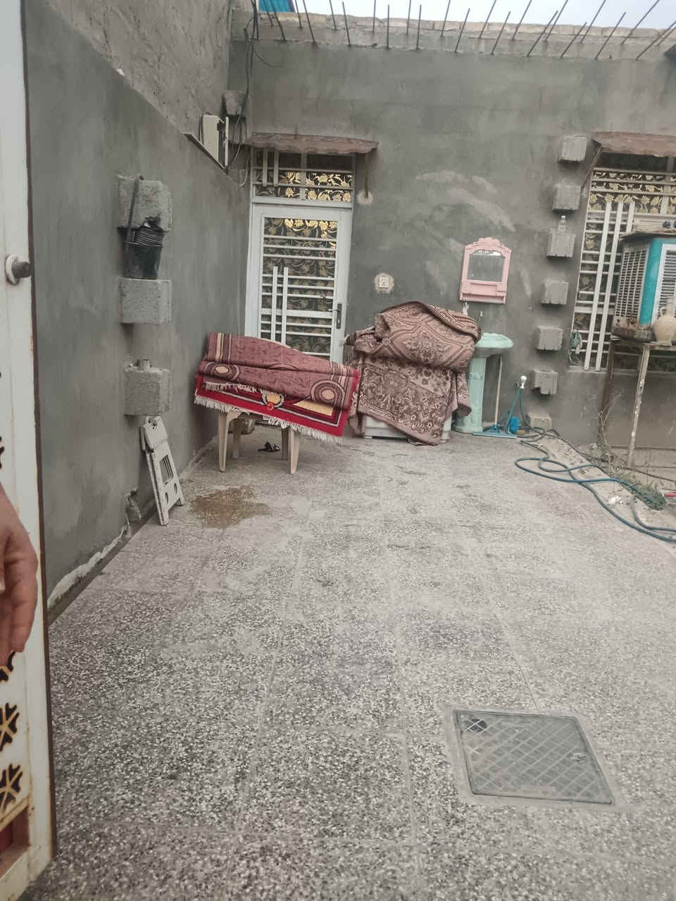 السلام عليكم  بيت وره المطحنه مقابيل القريت الغدير 100متر مربع مسلح فوك وجوه وسقوف ثانوي شغل درجه اوله شارع عريض  معه الاثاث البيت مامسكون السعر 37وبي مجال ***********
