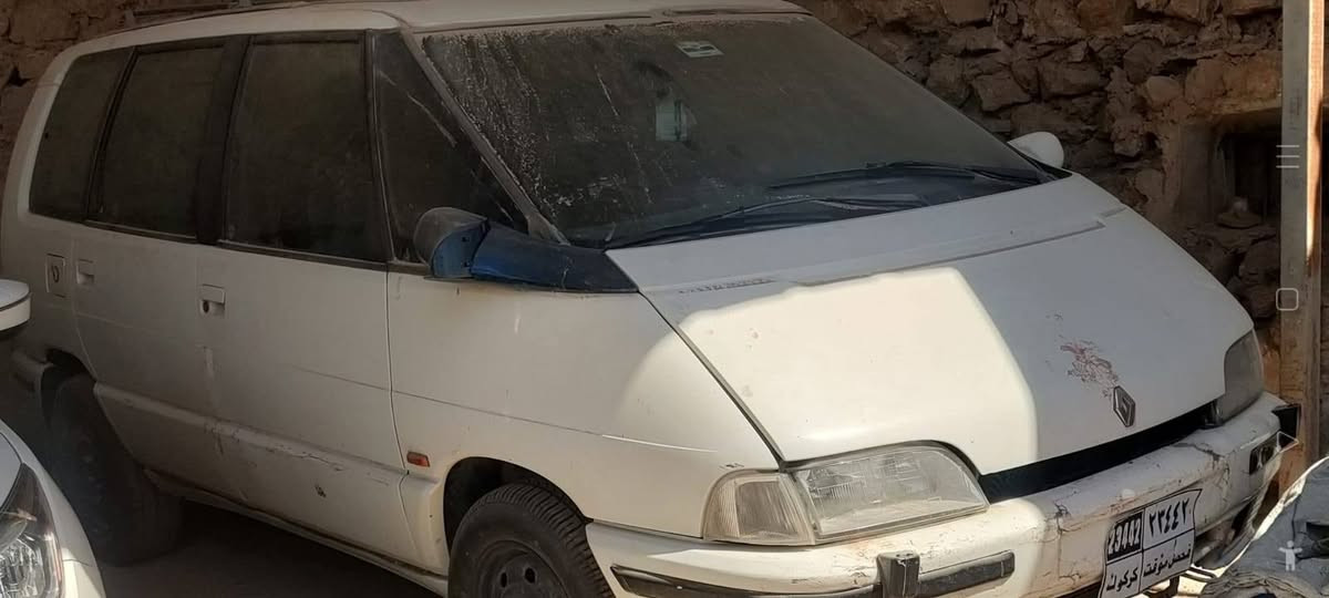 سيارة رينو فرنسي فإن صغير للبيع موديل 93 منفيست رقم كركوك مؤقت سنوية كارت اخضر مسجلة في المرور النظافة وسط محرك ستة سلندر يعمل ضمان بشرط ومع محرك اظافي اخر احتياط نفس محرك السيارة الكير اتوماتيك عاطل ومع 2 عدد كير لنفس محرك السيارة احتياط ومواد احتياطية أخرى كثيرة للبيع مع السيارة للمعلومات اتصال بالرقم ***********
