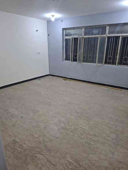 شقه للأيجار غرفتين وصاله مطبخ امريكي مفتوح على الصاله وصحيات ومخزن 
كل غرفه ٤×٥ وصاله كبيره طابق اول وتحتوي على مصعد يعمل على الوطني فقط كراده واقعه بين شارعي الداخل والخارج قرب دايموند مول للعوائل فقط فقط
***********
***********
