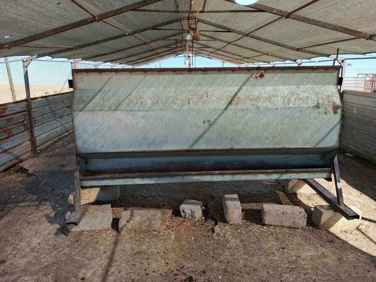 بداره للبيع ياخد طن علف اتصل على رقم او واتساب ***********
