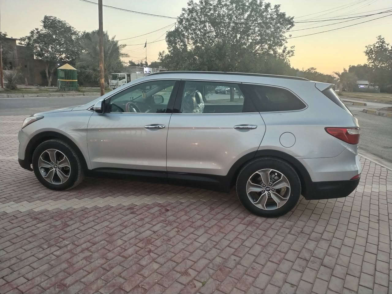 السلام عليكم
سيارة سنتافي موديل 2013 ام كراند فول مواصفات 
مكفولة كفالة عامة السونار موجود ويه الصور 
المواصفات:
بنوراما 3 طكات
بصمة ابواب
بصمة تشغيل
كامرة خلفية بلاد
جنطة كهرباء 
حساسات  خلفي 
3 انضمة قيادة 
دفع رباعي 4 ويل
تدفئة كشنات 
تدفئة ستيرن 
مانع انزلاق ABS
رادار خلفي
عدد المقاعد 7 راكب
لايت زينون
محرك 6 سلندر 3.3L
تدفئة تبريد ثلاث قطع كلشي شغال
رقم بغداد باسمي هزه جديده مكانه كربلاء
السعر 160 وبيها مجال 
الأتصال ***********
