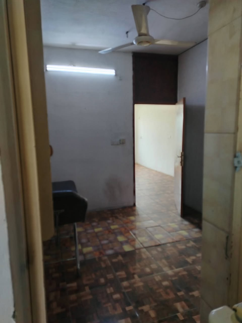 شقة تجارية للأيجار تنفع مختبر او عيادة او معهد تدريس الدور السلام شارع 30 قريب مدرسة كنوز المعرفه للأستفسار الاتصال على ***********
