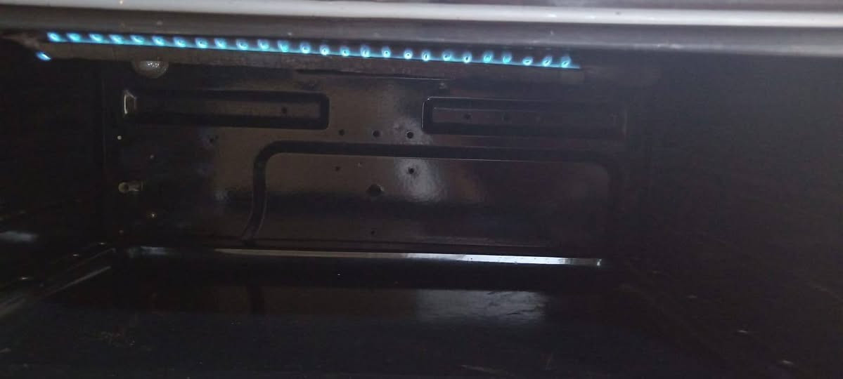 السلام عليكم طباخ نظيف جدا للبيع سعره 250نهايته مكاني غزاليه رقم الهاتف***********
