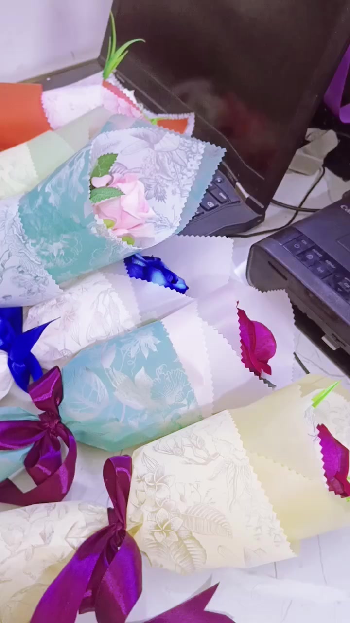 الفن بطريقتنا بوكية ورد  ورده وحده بشكل وبتصميم كلش حلو ومعطرة بعطر الورد الطبيعي هذا البوكيات ترهم لجميع المناسبات والتصميم حسب الطلب


**إذا كنت صاحب هذا الإعلان وتريد حذفه لأي سبب، رجاءا أرسل رسالة إلى الدعم الفني**