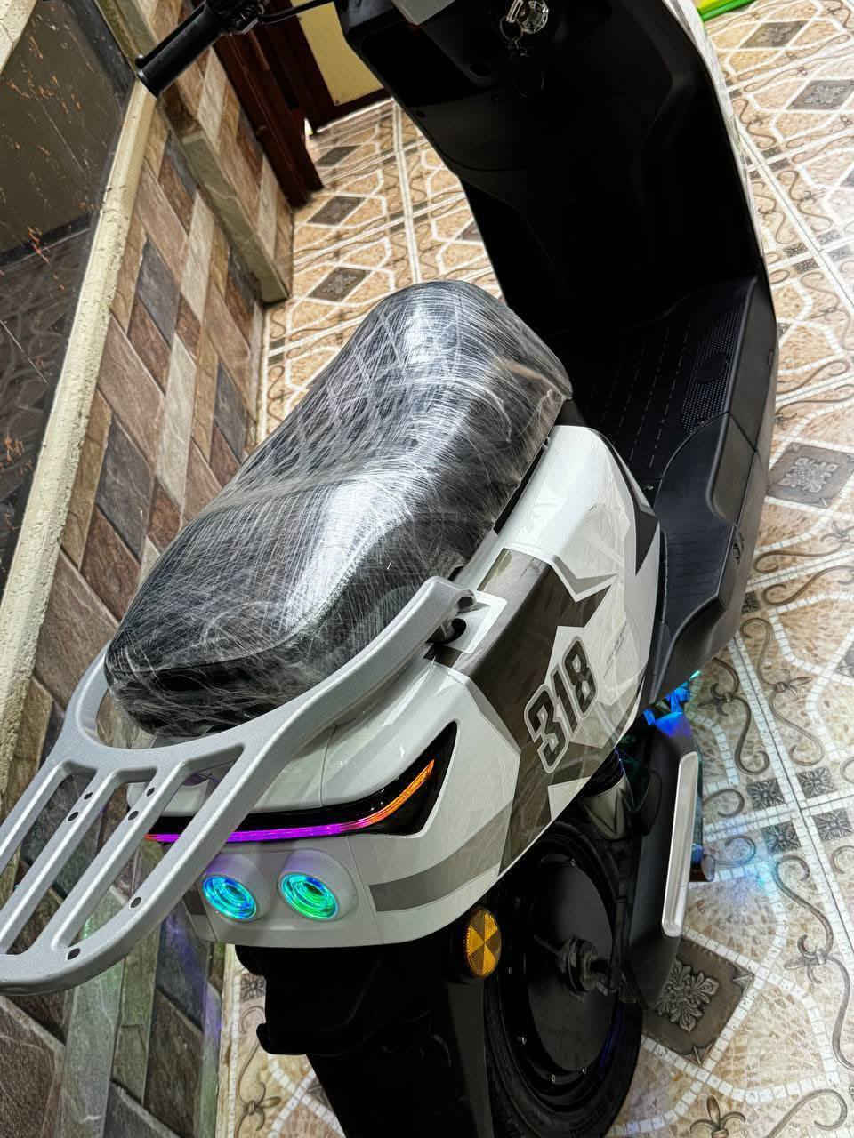 السلام عليكم🖐️
فقط بيع 💚
دراجه 318. لون ابيض🤍🙏
ماصارلو شي عندي💹
مواصفات معروفه✅ 
نضام رجوع R®️🔘®️
السرعة 70 حقيقي بل شاشة 99📜
لايت عالي ناصي زينون كلش قوي🔦
دبل اشارة🚥
نشرة الوان تنطي شكل رهيب للدراجه🔥
حساس بريك🌐 
مثبت سرعه🛫
صندوق⏹️
تشغيل عن بعد 📴
بصمات ثنين وسويجات ثنين➿
السعر 630 بي مجال بسيط👁️‍🗨️
للتواصل متواجد على الخاص او على الواتساب 
*********** فقط واتساب او خاص ماسنجر
مكاني موصل الجانب الايسر حي سومر⚕️

