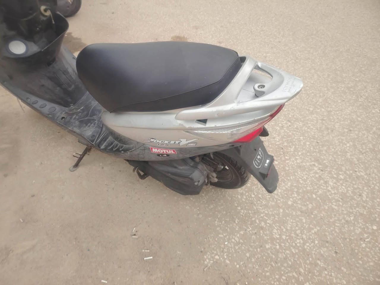 السلام عليكم كامكو في تو  دراجة حاوية ستوهة طالعة  على الفحص مكينة شلعة ومعدل خير من الله وين ما يعجبك تفحص. اذا بيه برغي مبدل ٧٠٠.وبيهة مجال حك الجية  مكان الدراجة نجف مناذره *********** )
