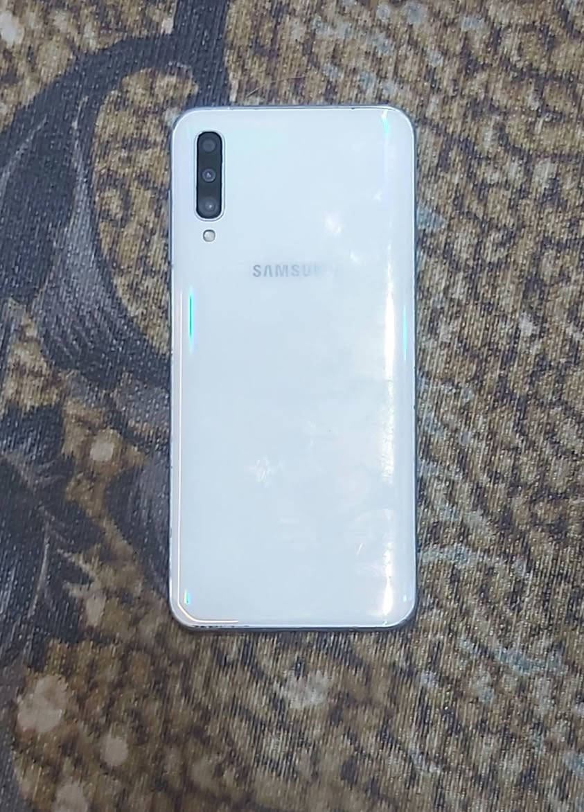 للبيع سامسونك A50 ذاكرة ١٢٨ج مكفول من اي عطل او خلل او تصليح سعرة ٨٥ هاتف ***********
