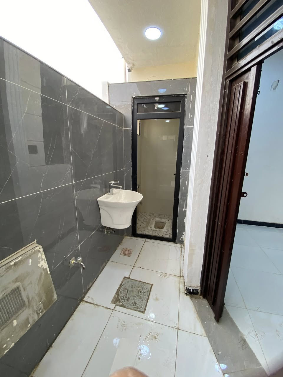 بيت زيرو صفر  بناء درجة اولى العنوان ديوانية التقية مجمع الروان طبعا بلبداية تصوير موجود من اول ترابة وطابوكة وللاخير شغل درجة اولى  شرط
المساحة 100 متر ركن  طابقين  
صالة عدد 2 
براني  +. مطبخ 
متكون من 3 مجاميع صحية
غرف نوم  عدد 2 
كراج او محل  تريدة كلشي يصير 
بوابة كهربائية تركي كاتم 
البيت كامل مكمل مابيه اي شغلة شعبي 
منظومة كامرات hikvegan
الشبابيك كاتم للصوت 
مانع ذباب  البيت فووول مواصفات 
الشراي يتواصل. ***********
 البيت احلى من الصور بهواي ***********
