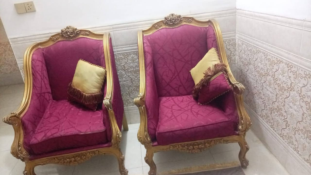 سلام عليكم
تخم ٨ مقاعد نضيف مع الكوشات  شكل الزان
مستعجل على البيع السعر ١٢٥
بغداد
 *********** بي واتساب
