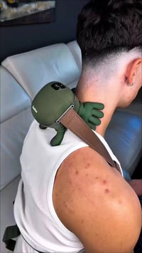 مساج رقبة وكتف • تدفئة بالأشعة تحت الحمراء • قابل للشحن USB