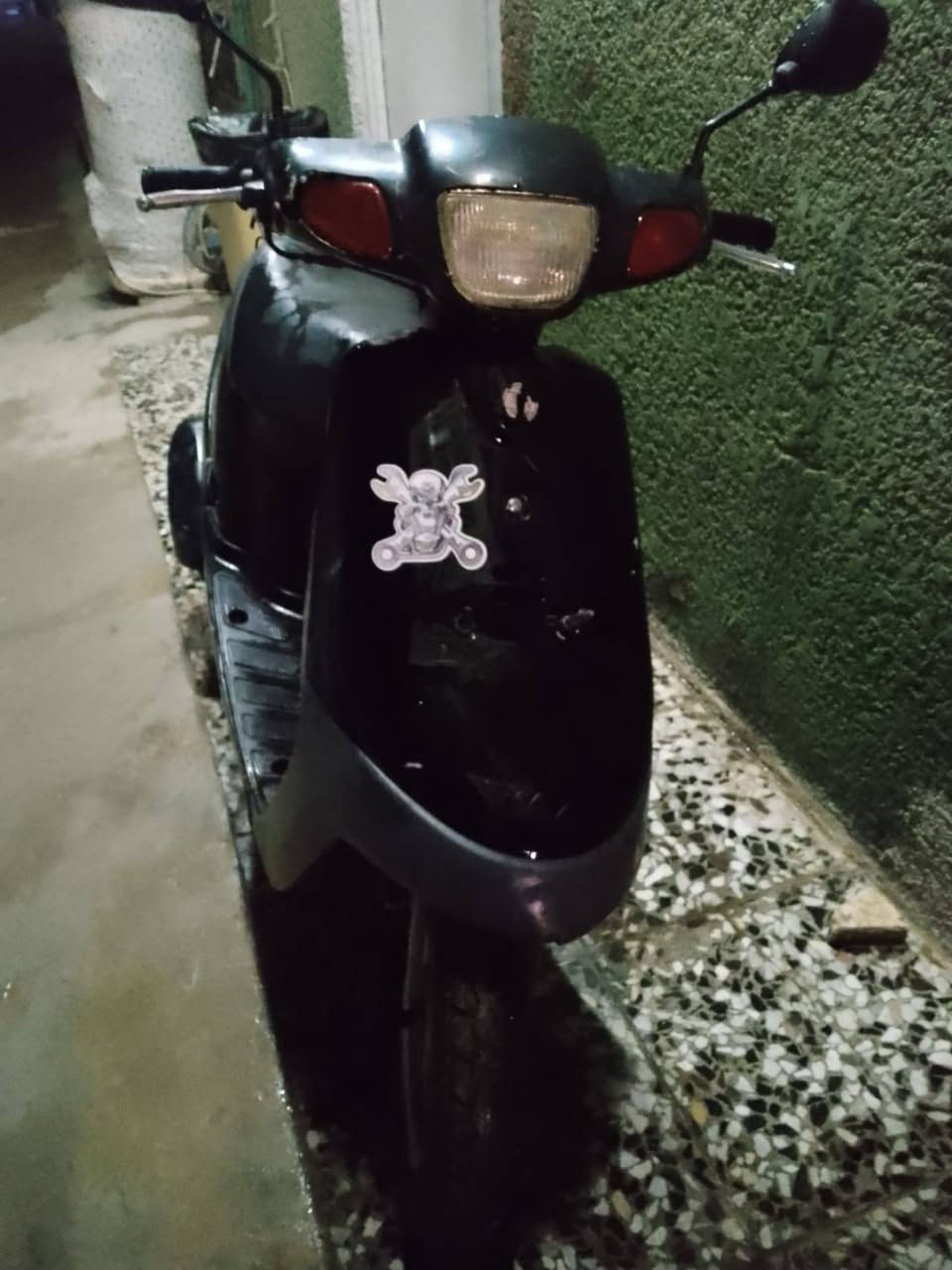 سلام عليكم دراجة بطة مديل 99سرعة فول شغالة سرعة 60  كاملة مراوس بدراجة عبد الحليم بيع 150قفل قفل بدون عملة لان الدراجة شغالة تايرات جدد كفرات اصلية ***********
