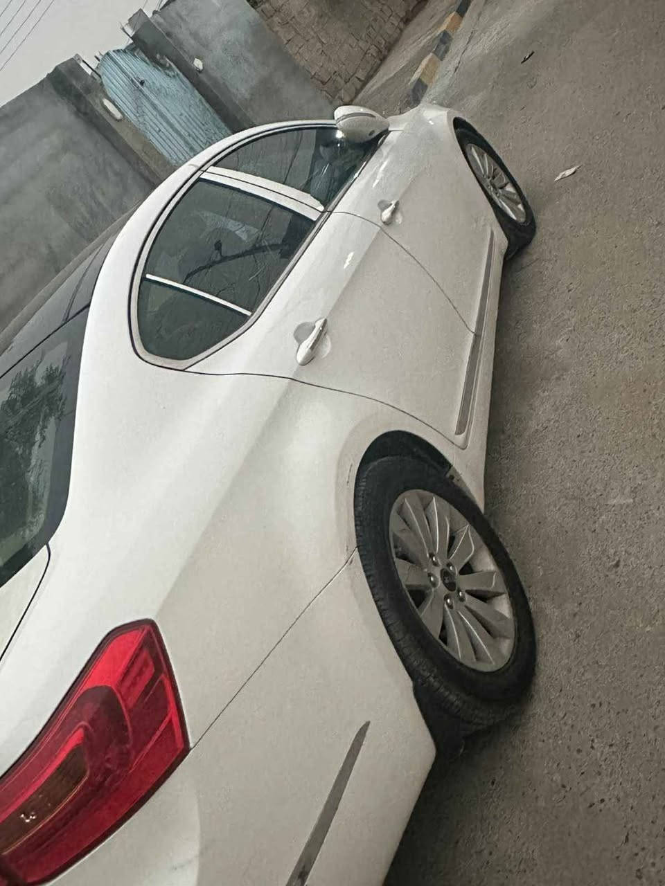 سيارة كيا كادينزا ٢٠١١ خليجي 
نص فول 
كفالة المحرك والكير ومنظومة التبريد والتدفئة 
ابيع بالعراقي ١٥ مليون وبيها مجال سيارة يرادلها شغلات بسيطة 
بيها ضربات قليله نكول ابيع حزام 
رقمي *********** Singapore
