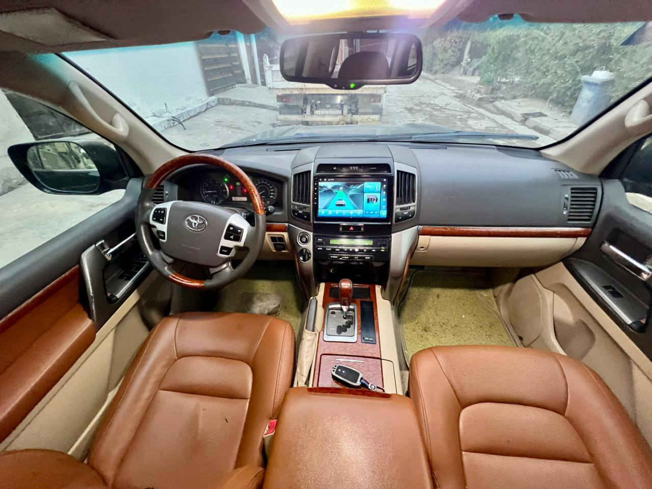 السلام عليكم تيوته لاند كروزر 2013 GX,R بغداد
شاشه كبيره 
كشنات جلد 
كشن السايق كهربائي
كامره خلفيه  
ولسونار بل منشور 
السعر 345 وبيه مجال قليل 
الرقم ***********
المكان بغداد الغزاليه
