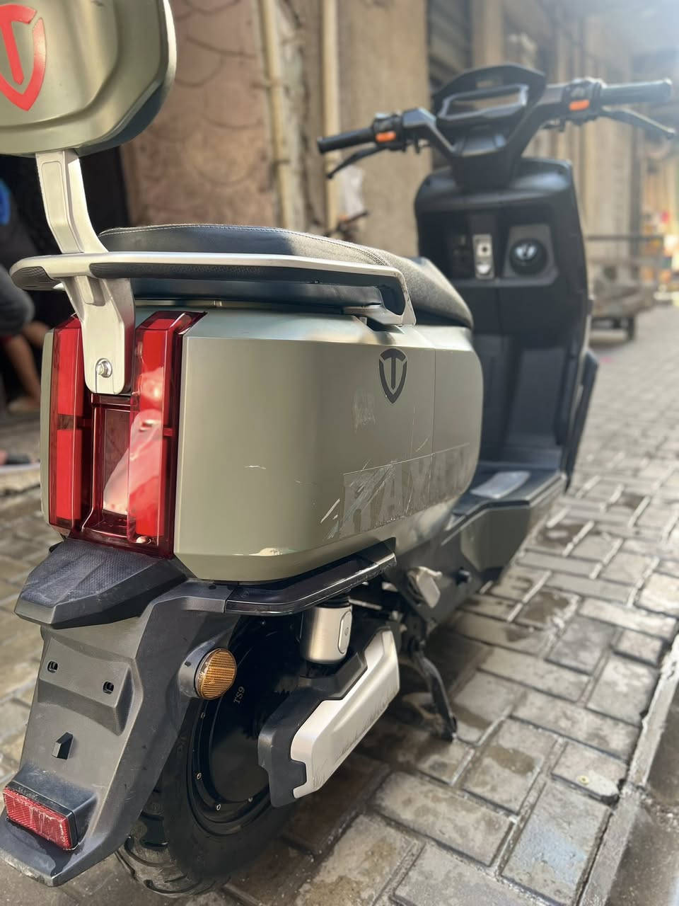 السلام عليكم دراجة شحن ريان وحش الكون الحجم الصغير 
بطارية ليثيوم عمرها سنتين يعني لتشيل لها هم ابدآ 
3اسرع مختلفه أقصى حدد 55km
الدراجة شحن سريع بسبب البطارية ليثيوم يعني متصرف شحن وبسرعة تنشحن 
الدراجة كلها شغله دبل شارة عالي وناصي 
نضام البك الرجوع الخلف 
منفذ شحن الهاتف 
مثبت سرعة
دبل سويج تجي
الدراجة بيهة شغله وحده الكفرات الي يمنى مشخطه واصلن ممثر عليها 
الدراجة كلش نظيفه ك عقل وكل الامور الكهربائية 
السعر 900 وبيهة مجال الشراي
***********هاتف
*********** واتساب
