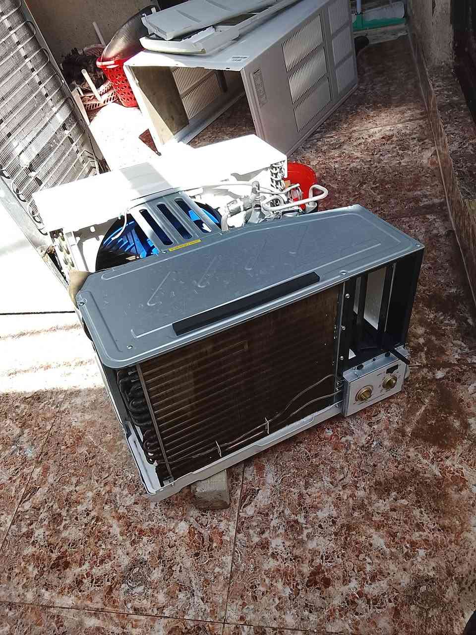 السلام عليكم مكيف طن ونص للبيع اخو الجديد نظيف صارلي اقل من 4 اشهر من ماخذه جان بمعهد ويشتغل باليوم 3 ساعات فقط الله شاهد جديد بمعنى الكلمه متوفر واتساب عنواني شارع حمدان ماقبل صناعية حمدان ***********
