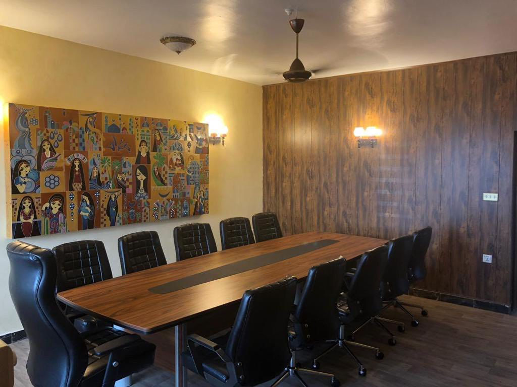 السلام عليكم ورحمة الله وبركاته
البيت مدخل شارع عام فرع السفارات الجار من الجهه اليمنى سفاره والجهه اليسرى شركة الفرع عباره عن شركات ومكاتب وسفارتين وسكن للكفائات ورجال الاعمال  الواجه 20 ×40 البيت باسم ورثه ٢ بالغين وهمه يبيعون مباشر او وكيلهم

للأستفسار 
‭0771 151 8982‬
0785 882 4773
