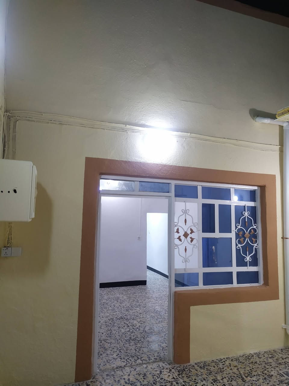 دار للأيجار المساحه......  150 متر
السعر   ........... 300 الف ايجار 
العنوان...............  الكوفة علوة الفحل شارع تبليط
يحتوي على....... (غرفه  نوم واستقبال  ومطبخ ..صاله..صحيات داخلية وخارجية مكشوفات عدد 2 )
(ماطور..خزان ماء عدد 2..سخان عدد 2  .. وخط مولد) 
دار جديد شارع تبليط   جاهز من كلشي دينار متخلي عليه منطقة كلش حلوه الاتصال ***********
