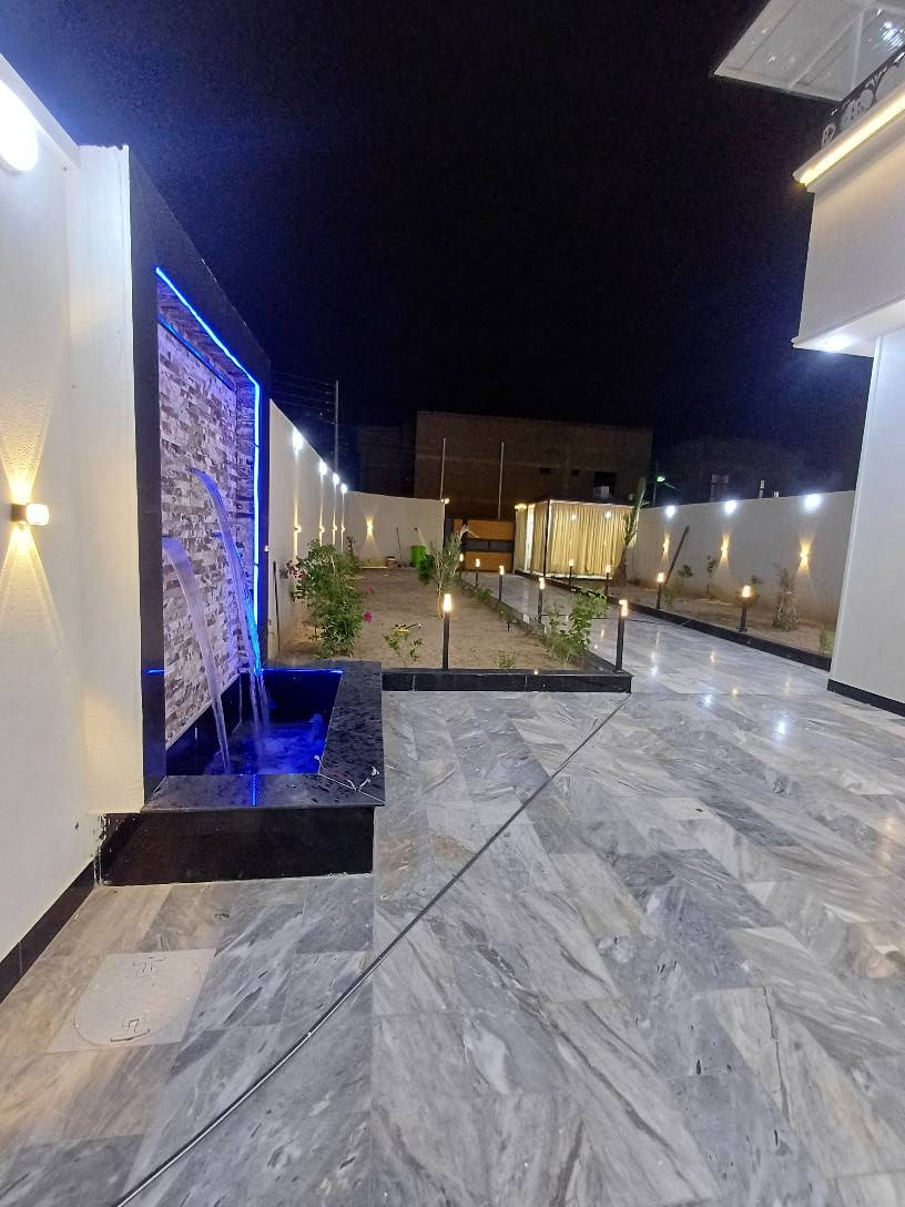 مرحبا..دار سكن كبير للبيع مساحة 550متر طابو ملك صرف سهم تحويل يتكون من ٤غرف وصالات ٢ومطبخ وصحيات ديوانيه كبيره موزع كراج كبير حديقه كبيره شغل كله درجه اولى فول شارع تبليط ١٢متر قريب جدا جدا جدا للشارع العام السياحي الداخلي البصره ابوالخصيب ***********# ابو الخصيب, البصرة
