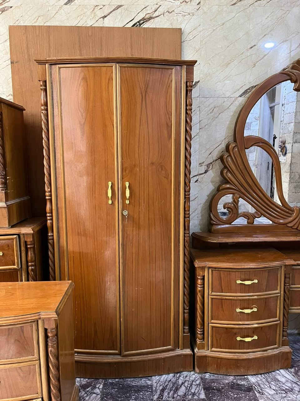 غرفه نوم صاج خشب عراقي درجه أوله سعر 675 وبيه مجال بسيط للشراي موجود بس وتس او تتصل مباشر على رقم ***********
