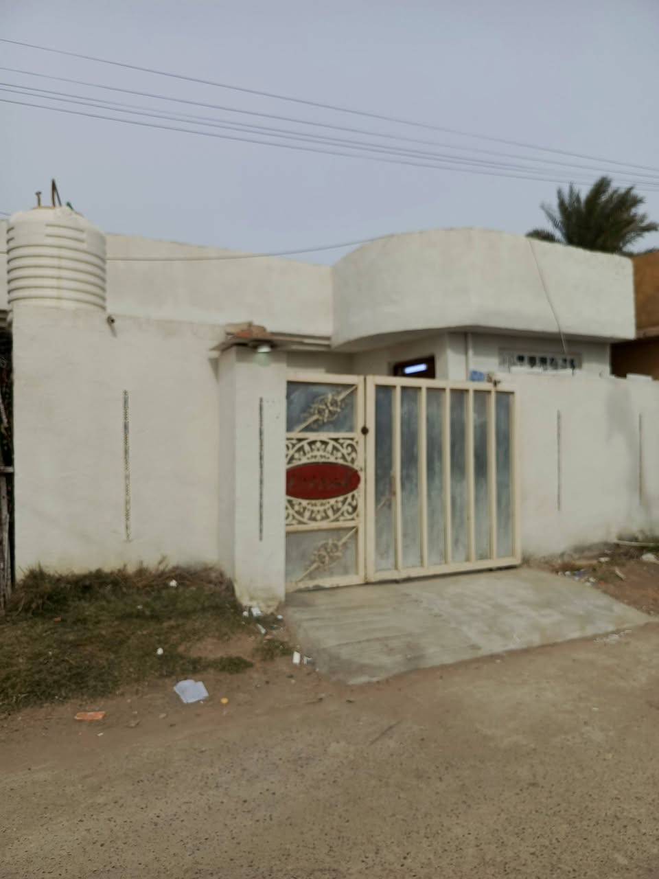 السلام عليكم. بيت البيع مساحه 140 طابو صرف يتكون من غرفتين وصاله واستقبال  وصحيات خارجيه وحمام داخل.  مكاني حي عداي قرب صدام ابو الحديد الاستفسار ع هاذه الرقم ‏‪‏‏‪***********‬‏ او مراسله الصفحه.
