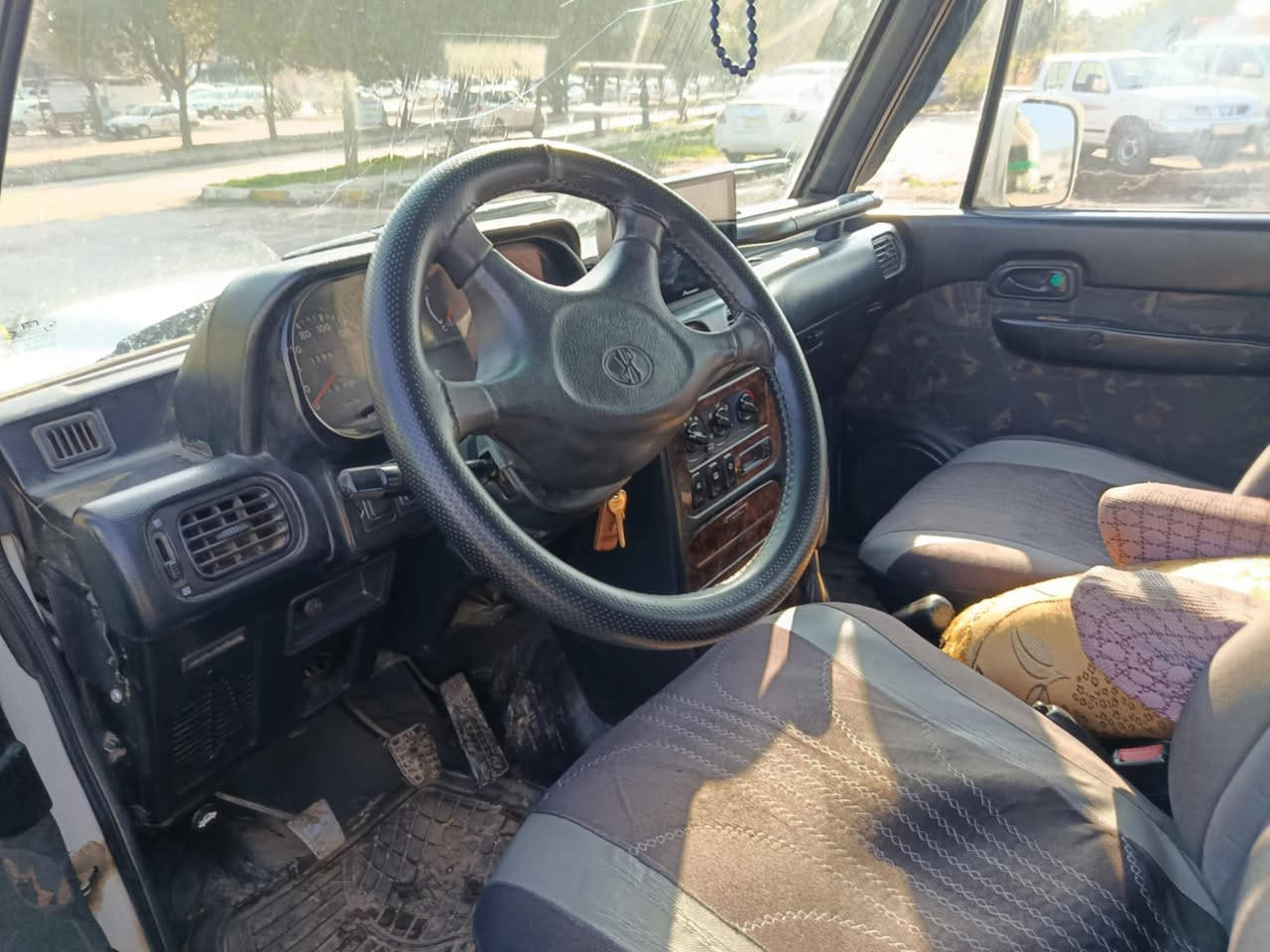 مۆدێل  2002/ دوو پارچەی  بۆیاخە
بۆنیت و چەمەلوخی پێشەوە لای سەکن کمێ دەنگی ئەکسلی دێ  
  تایەی تازەیە
سعر32گڵاو مجاڵ
***********
